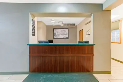 Photo 2 - Super 8 by Wyndham Gurnee