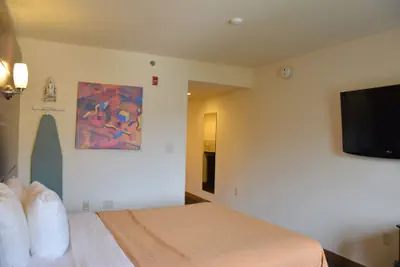 Photo 4 - Days Inn & Suites by Wyndham Milwaukee
