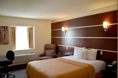 Photo 5 - Days Inn & Suites by Wyndham Milwaukee