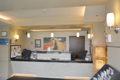 Photo 3 - Days Inn & Suites by Wyndham Milwaukee