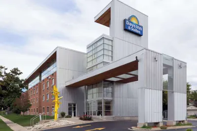 Photo 2 - Days Inn & Suites by Wyndham Milwaukee