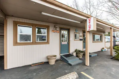 Photo 2 - Autzen Inn