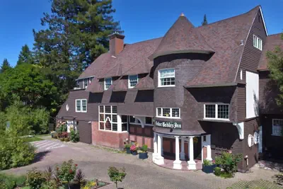 Photo 2 - Cedar Gables Inn