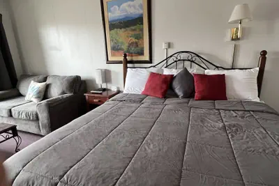 Photo 4 - Midtown Inn & Suites