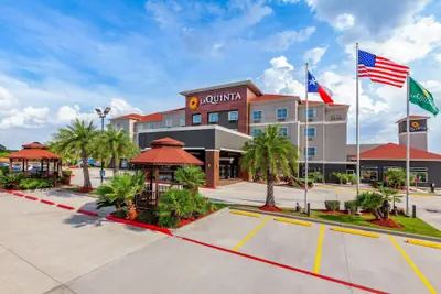 Photo 2 - La Quinta Inn & Suites by Wyndham Houston Channelview
