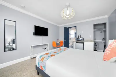 Photo 5 - Hollywood Beach Suites