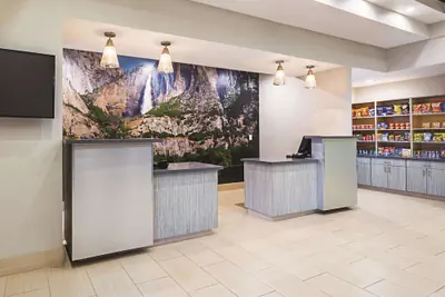 Photo 4 - La Quinta Inn & Suites by Wyndham Fresno Northwest