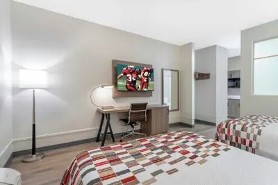 Photo 4 - Red Roof Inn & Suites Beaumont
