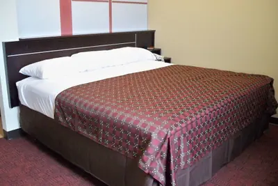 Photo 5 - Red Roof Inn & Suites Beaumont
