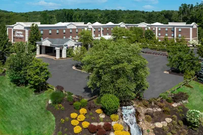 Photo 2 - Hampton Inn & Suites Hartford/Farmington