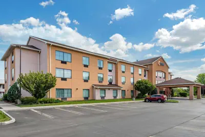 Photo 2 - Comfort Inn & Suites Farmington - Victor