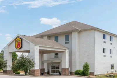 Photo 2 - Super 8 by Wyndham Rolla
