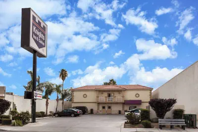 Photo 2 - Howard Johnson by Wyndham Bakersfield