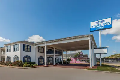 Photo 2 - Angel Inn Near IMAX, a Travelodge by Wyndham