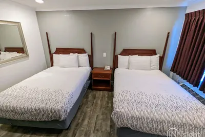 Photo 5 - Deluxe Inn