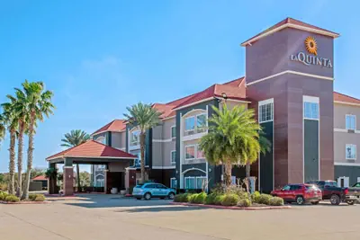 Photo 2 - La Quinta Inn & Suites by Wyndham Winnie