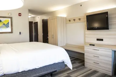 Photo 5 - Holiday Inn Express & Suites Sedalia by IHG