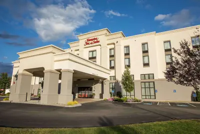 Photo 2 - Hampton Inn & Suites Tilton