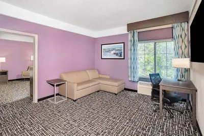 Photo 3 - La Quinta Inn & Suites by Wyndham Norfolk