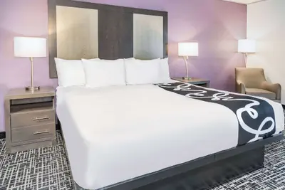 Photo 4 - La Quinta Inn & Suites by Wyndham Norfolk