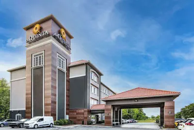 Photo 2 - La Quinta Inn & Suites by Wyndham Norfolk