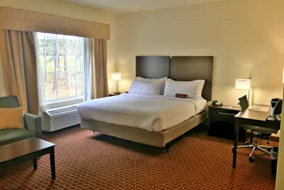 Photo 4 - Holiday Inn Express Defuniak Springs by IHG