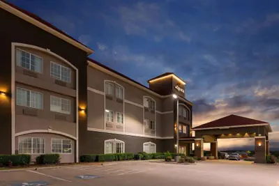 Photo 2 - La Quinta Inn & Suites by Wyndham Bridgeport