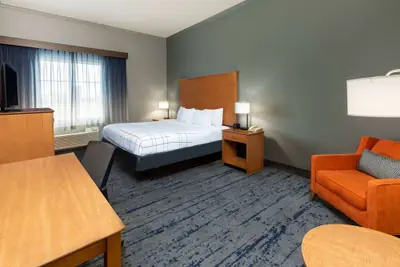Photo 4 - La Quinta Inn & Suites by Wyndham Bridgeport