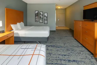 Photo 5 - La Quinta Inn & Suites by Wyndham Bridgeport
