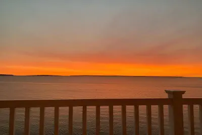 Photo 4 - Mackinaw Beach & Bay Inn & Suites