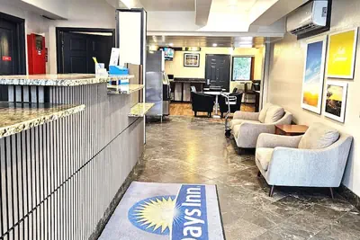 Photo 3 - Days Inn by Wyndham Denver Downtown
