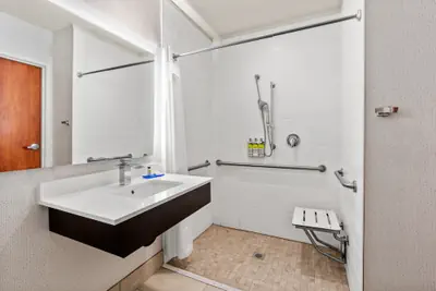Photo 4 - Holiday Inn Express & Suites Klamath Falls Central by IHG