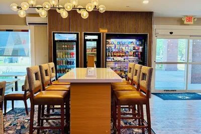Photo 4 - La Quinta Inn & Suites by Wyndham Morgan City