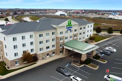 Photo 2 - Holiday Inn Express & Suites Waukegan by IHG