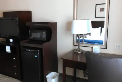 Photo 3 - Holiday Inn Express & Suites Marshall by IHG