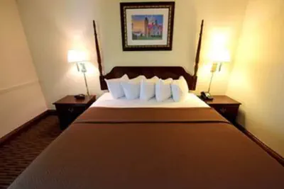 Photo 2 - Waterfront Inn - Mackinaw City