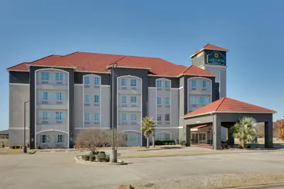 Photo 2 - La Quinta Inn & Suites by Wyndham Lindale