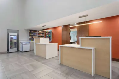 Photo 5 - La Quinta Inn & Suites by Wyndham Ft. Pierce
