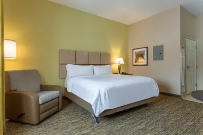 Photo 5 - Candlewood Suites Airport by IHG