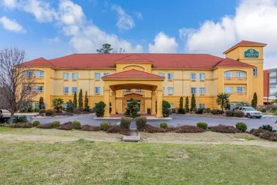 Photo 2 - La Quinta Inn & Suites by Wyndham Fultondale Birmingham N