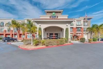 Photo 2 - Holiday Inn Express & Suites, Lake Elsinore by IHG