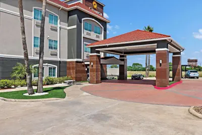 Photo 2 - La Quinta Inn & Suites by Wyndham Raymondville