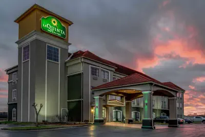 Photo 2 - La Quinta Inn & Suites by Wyndham Canton MS
