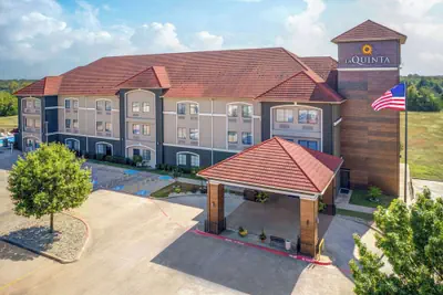 Photo 2 - La Quinta Inn & Suites by Wyndham Alvarado