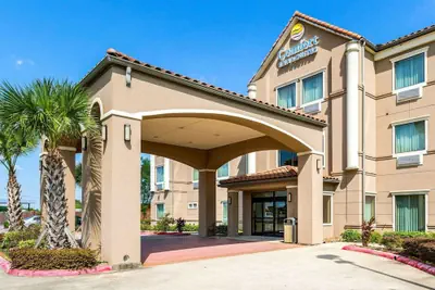 Photo 2 - Comfort Inn & Suites Winnie
