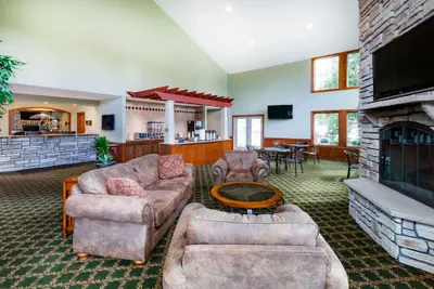Photo 4 - Howard Johnson by Wyndham Traverse City