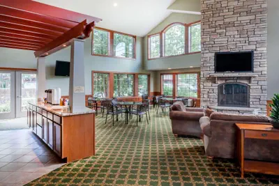 Photo 3 - Howard Johnson by Wyndham Traverse City