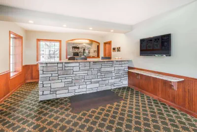 Photo 5 - Howard Johnson by Wyndham Traverse City