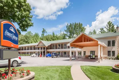 Photo 2 - Howard Johnson by Wyndham Traverse City