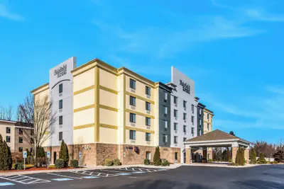Photo 2 - Fairfield Inn & Suites by Marriott Greensboro Coliseum Area